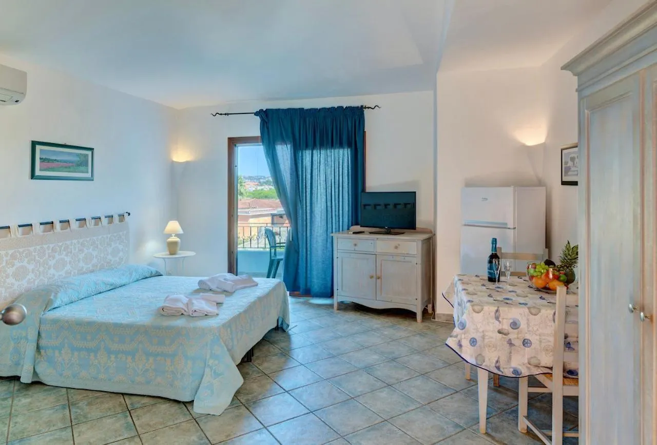 Isa-Apartments: Seaside Residence with Pool and Private Outdoor Space Palau Italy