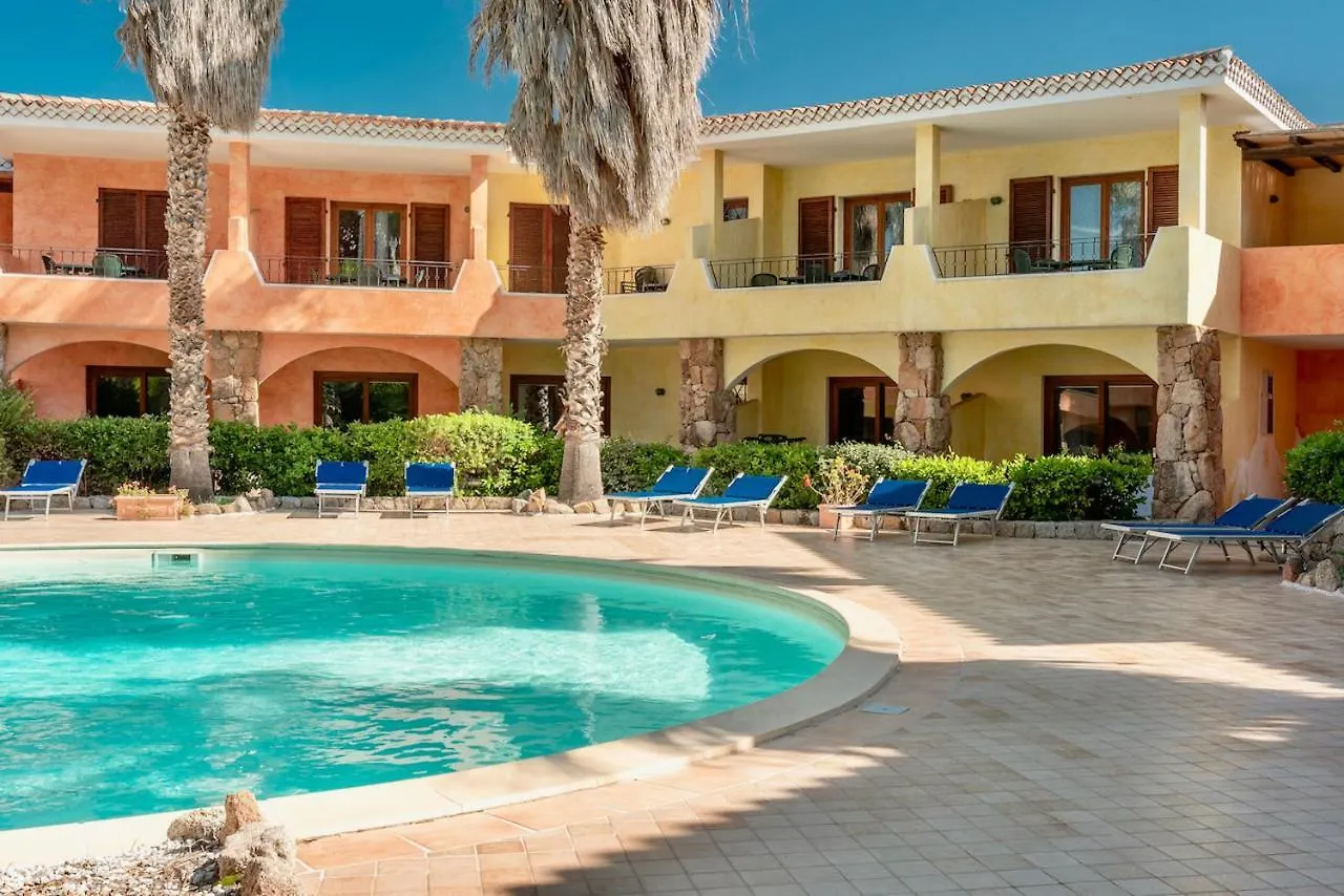 Isa-Apartments: Seaside Residence with Pool and Private Outdoor Space Palau Italy