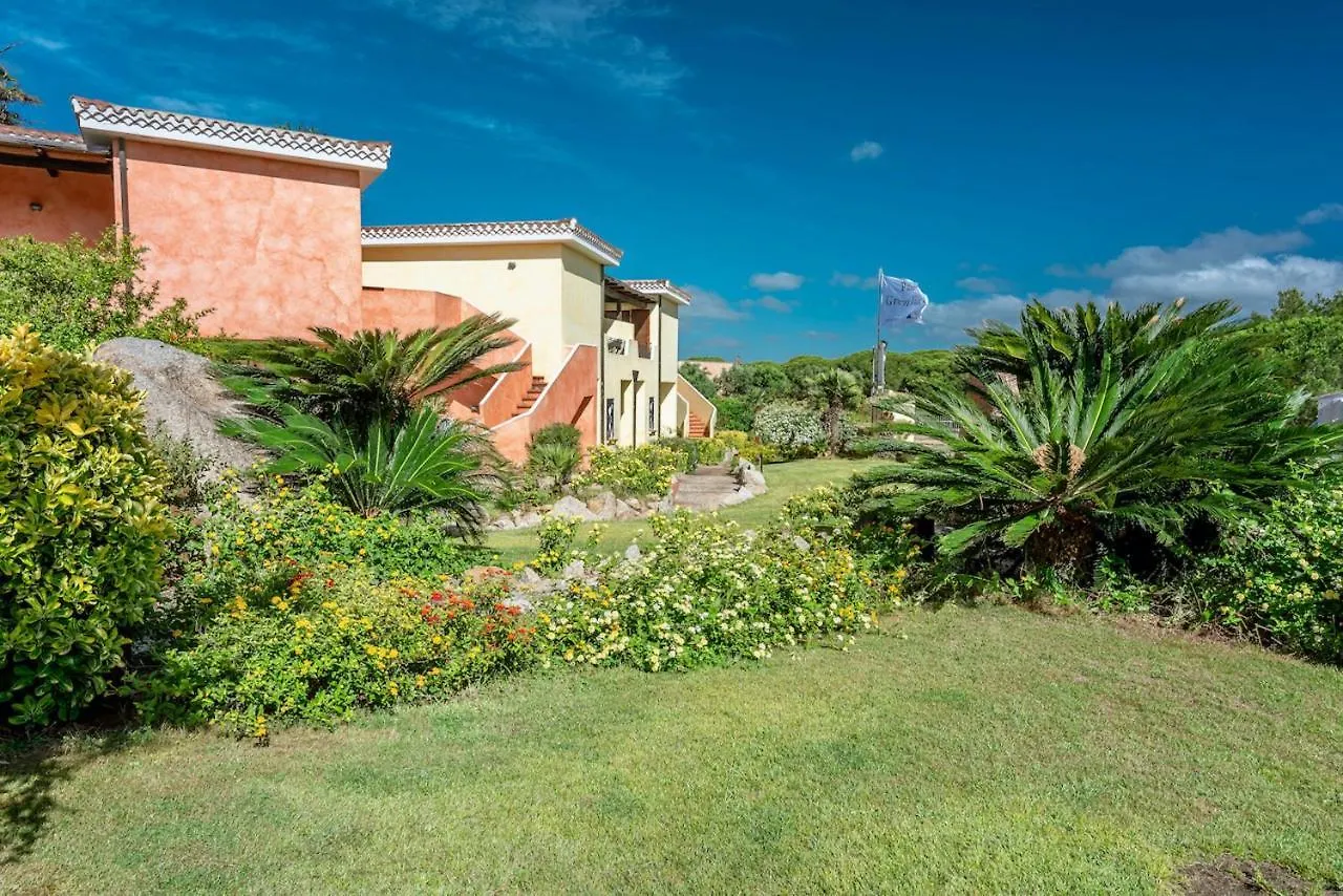 Aparthotel Isa-Apartments: Seaside Residence with Pool and Private Outdoor Space Palau Italy
