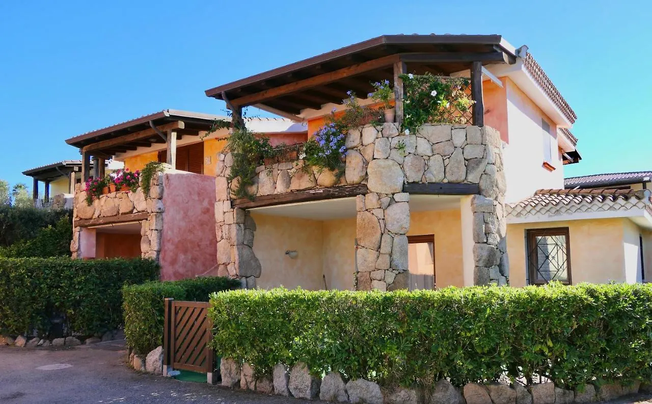 Isa-Apartments: Seaside Residence with Pool and Private Outdoor Space Palau Aparthotel